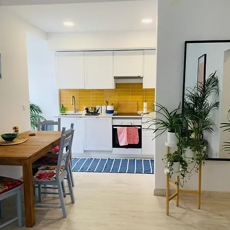 Stylish In The Heart Of דירה פניש